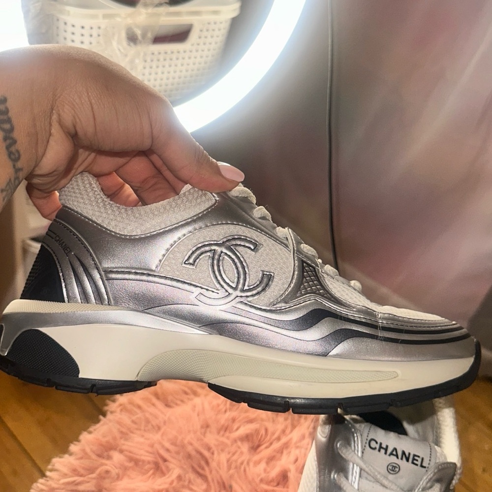 Barley worn channel sneakers, slight indent in toe area, plastic/fabric - Picture 4 of 11